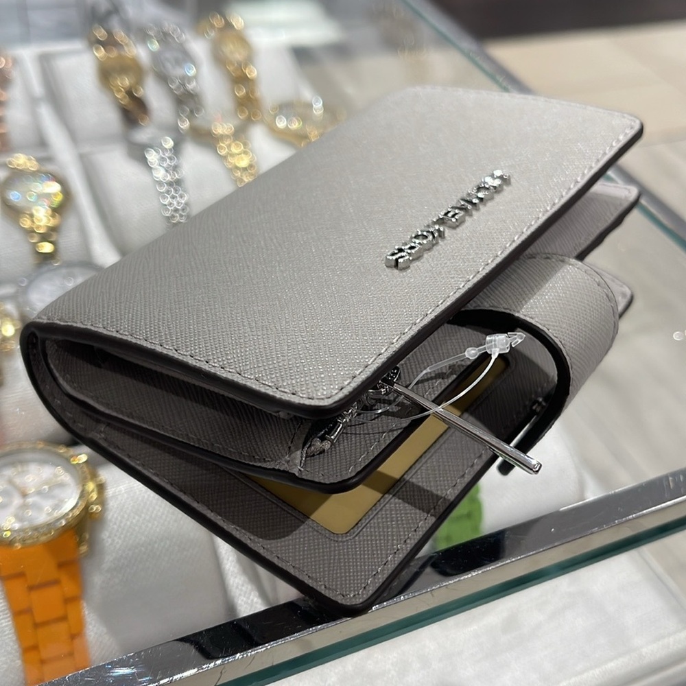 MICHAEL KORS Medium Saffiano Leather Bifold Zip CN Wallet
PEARL GREY
NWT - Picture 15 of 16